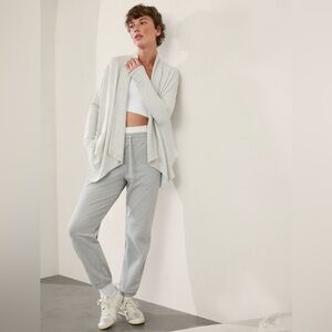 NWT Athleta Pranayama Light Grey Heather Wrap Size Medium.